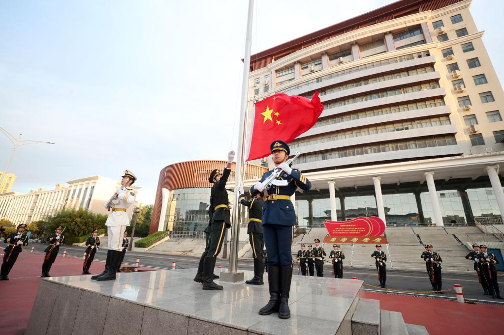 我校隆重举行庆祝中华人民共和国成立75周年升国旗仪式